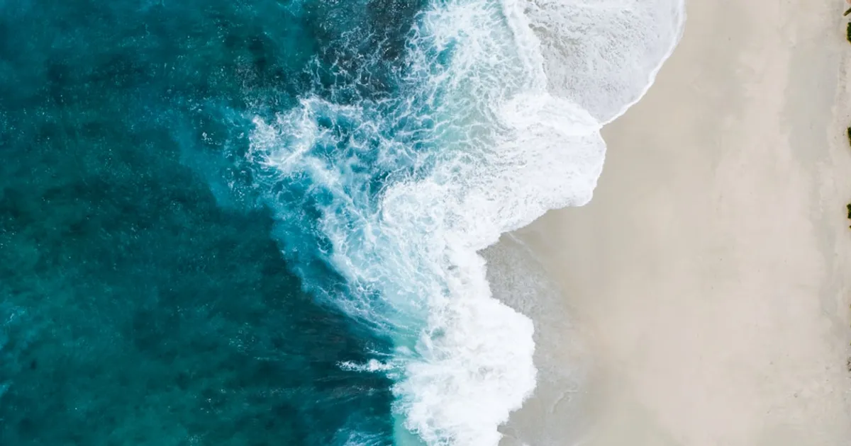 Surface d'eau calme reflétant les émotions du subconscient