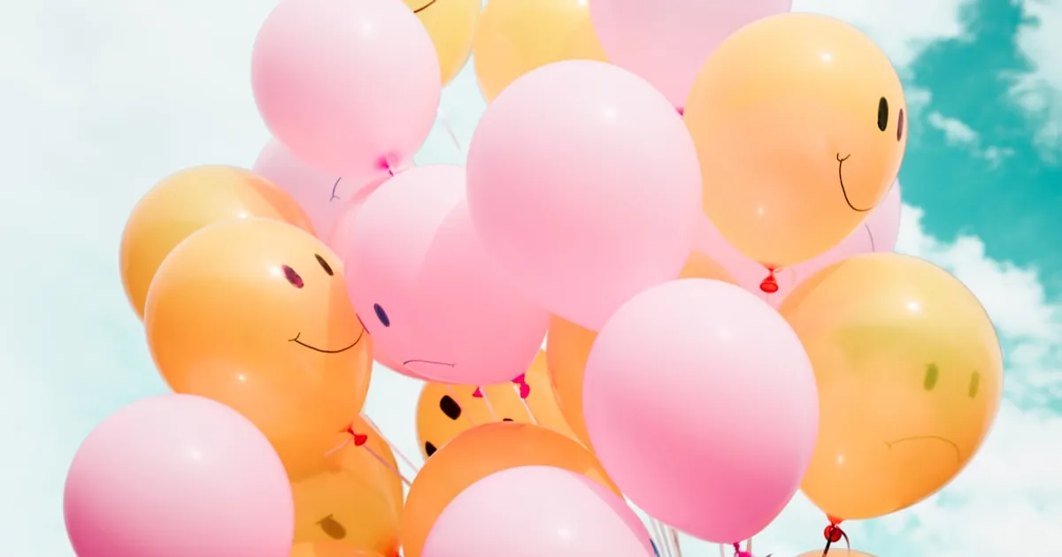 Couloir sombre illustrant la sensation d'être poursuivi en rêve