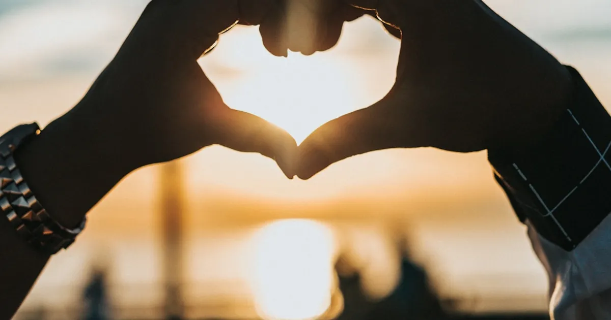 Silueta reflexiva que evoca recuerdos de relaciones pasadas